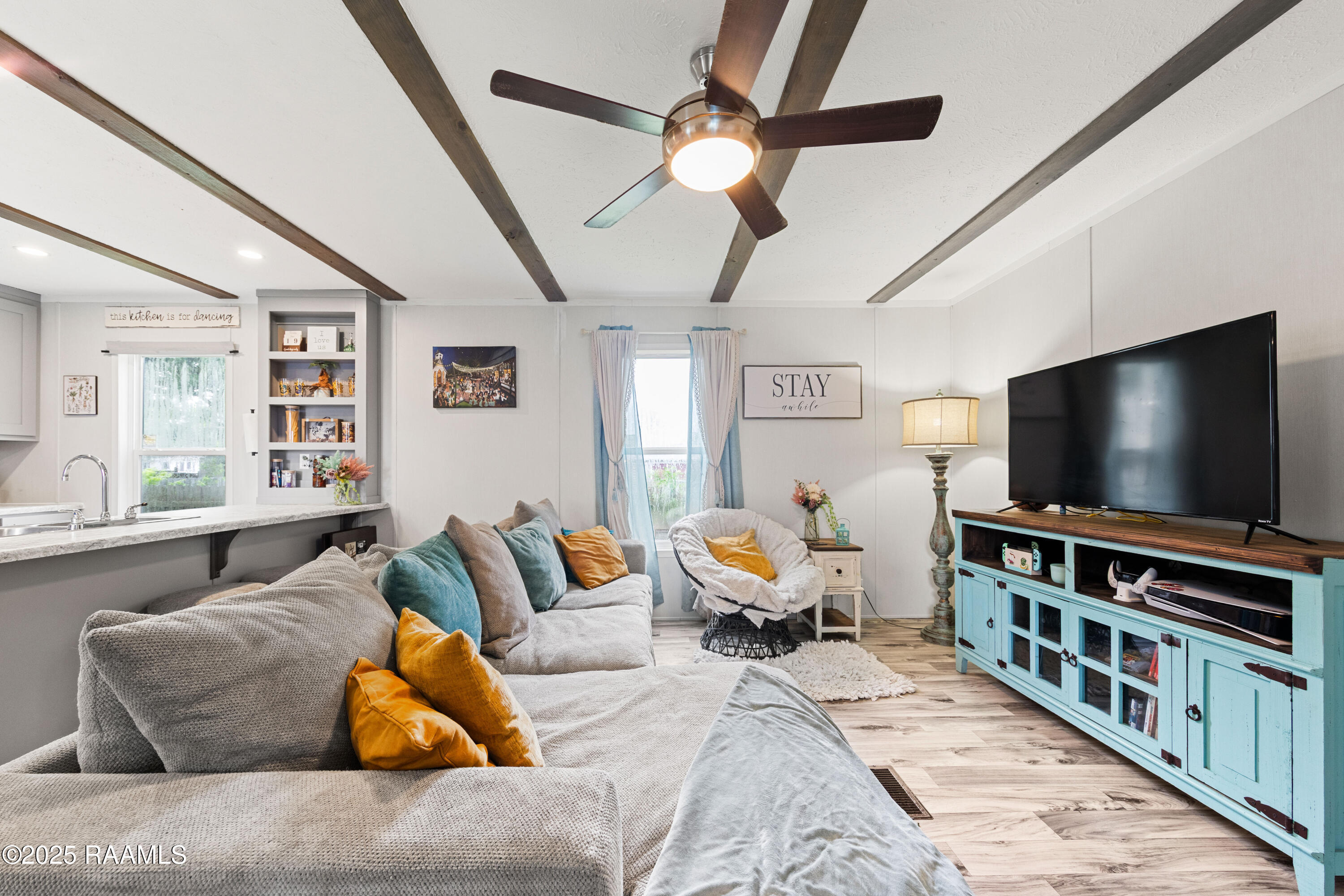 403 North Foote Avenue Kaplan, LA 70548 - Photo 4 of 27 Living Room