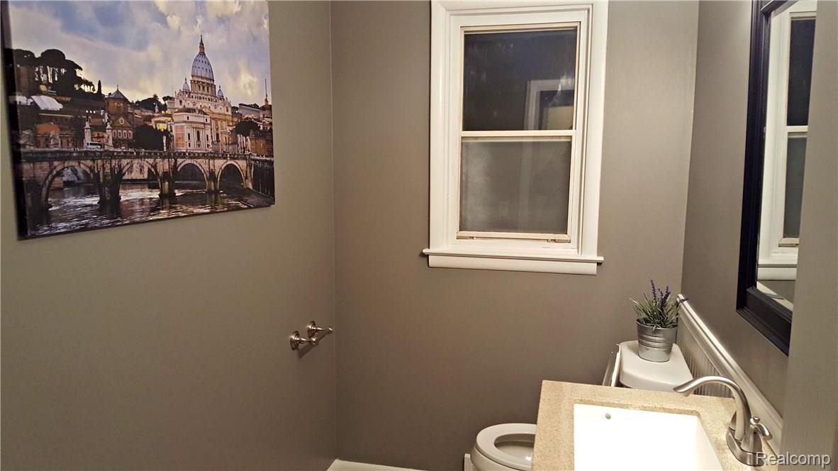 395 Willow Tree Lane Rochester, MI 48306 - Photo 14 of 21 14-half bath 2.jpg