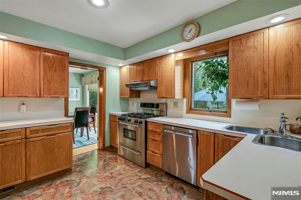 616 Rutland Avenue Teaneck, NJ 07666 - Photo 8 of 39