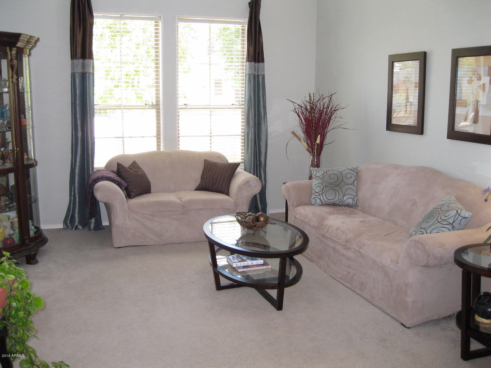 1816 East Beverly Road Phoenix, AZ 85042 - Photo 4 of 20 Living Room