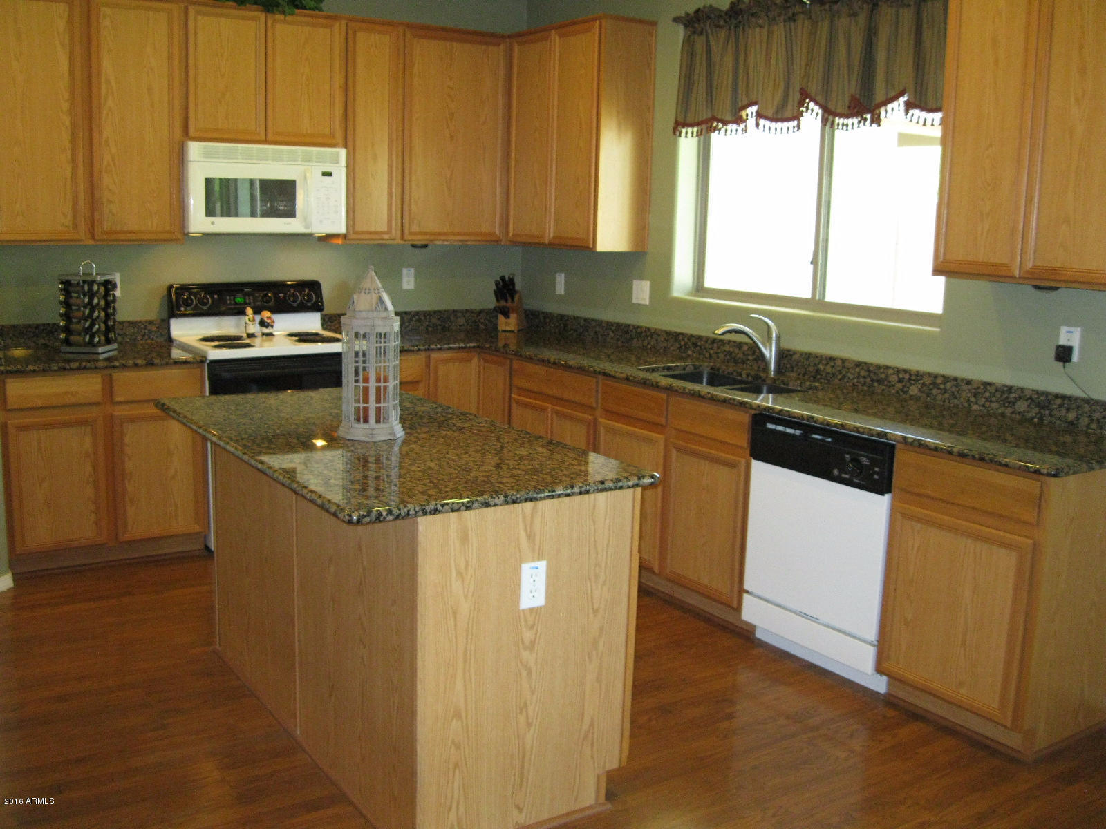 1816 East Beverly Road Phoenix, AZ 85042 - Photo 8 of 20 Kitchen 1