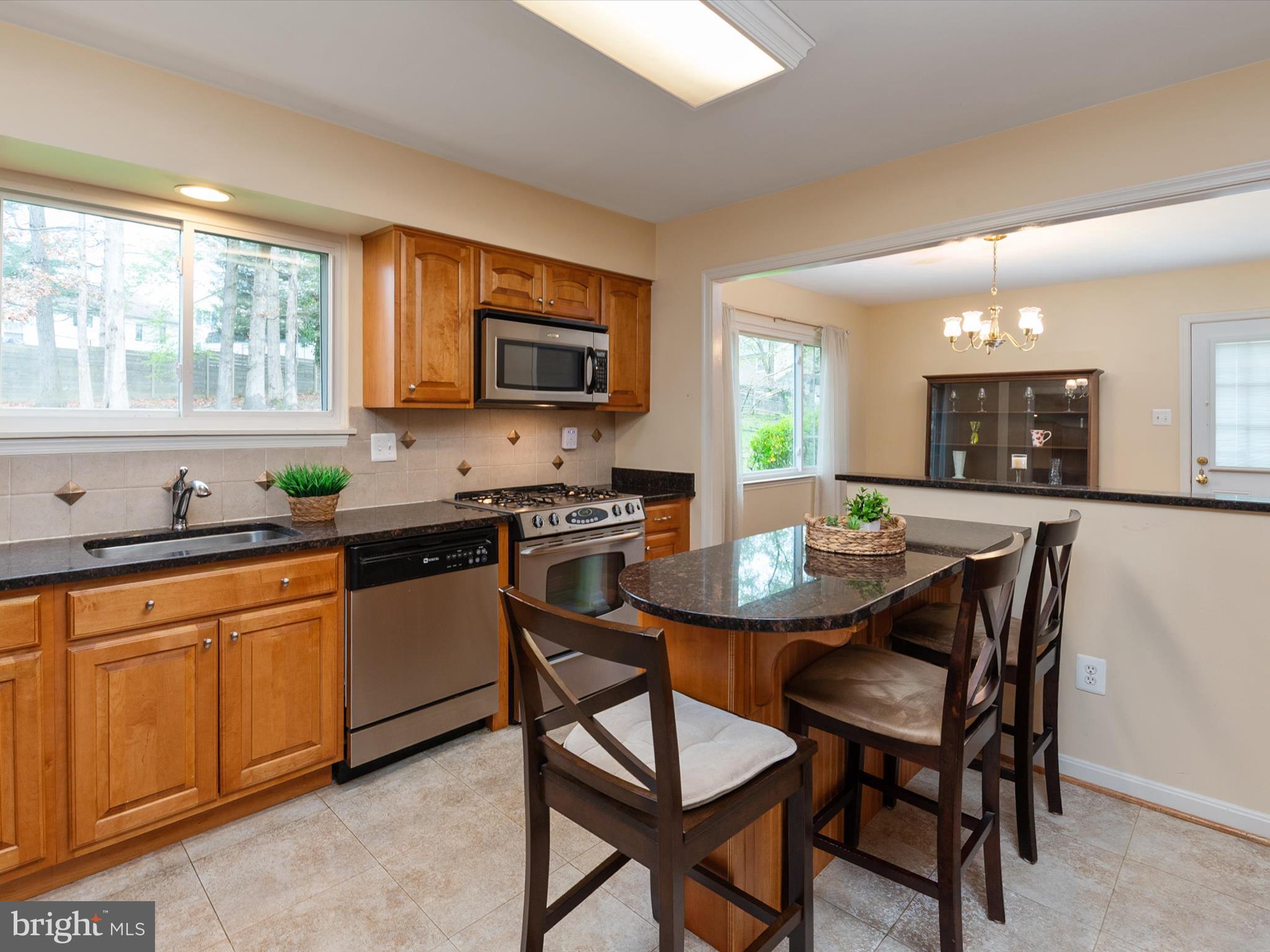 11804 Montague Drive Laurel, MD 20708 - Photo 15 of 44 Additional Seating