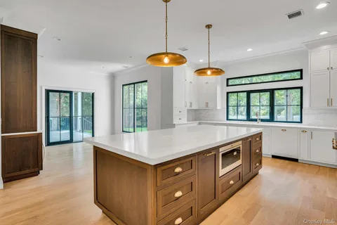 $2,999,000 | 115 Weeks Drive, Dix Hills, NY 11746