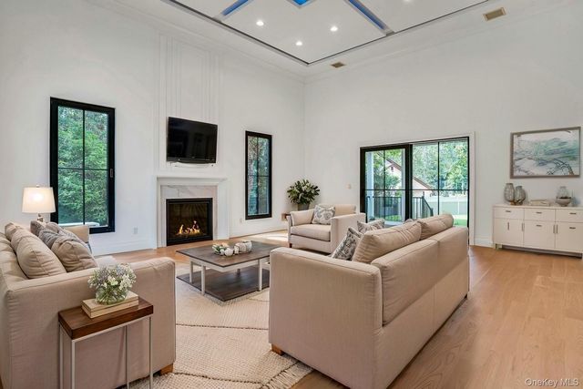 $2,999,000 | 115 Weeks Drive, Dix Hills, NY 11746