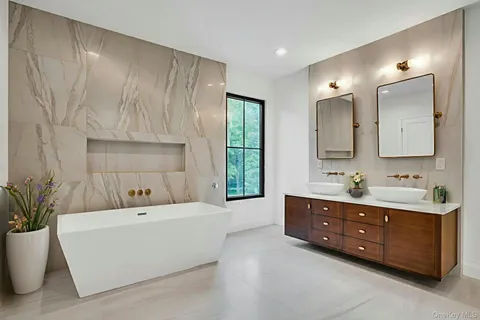 $2,999,000 | 115 Weeks Drive, Dix Hills, NY 11746