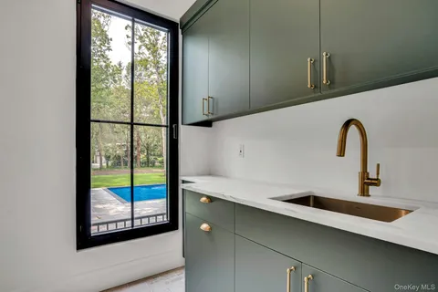 $2,999,000 | 115 Weeks Drive, Dix Hills, NY 11746