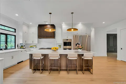 $2,999,000 | 115 Weeks Drive, Dix Hills, NY 11746