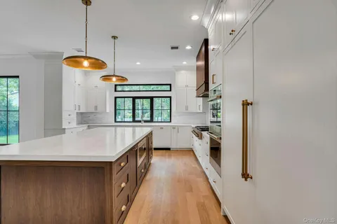 $2,999,000 | 115 Weeks Drive, Dix Hills, NY 11746