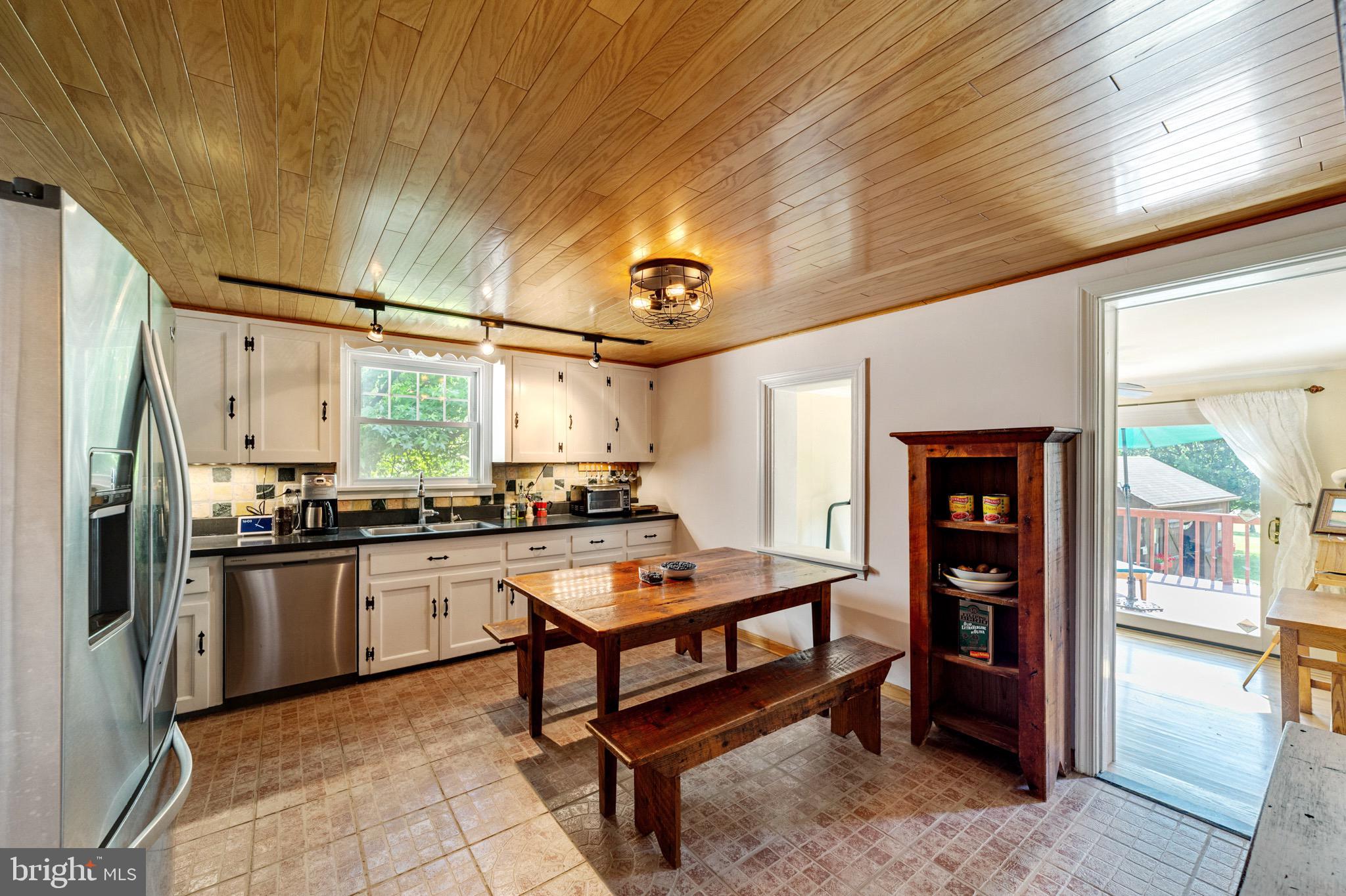 3220 South Manor Road Coatesville, PA 19320 - Photo 6 of 43 Eat-in kitchen