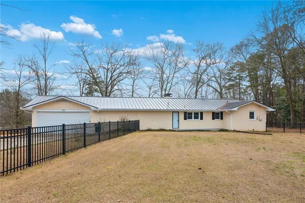 a view of a house with a yard