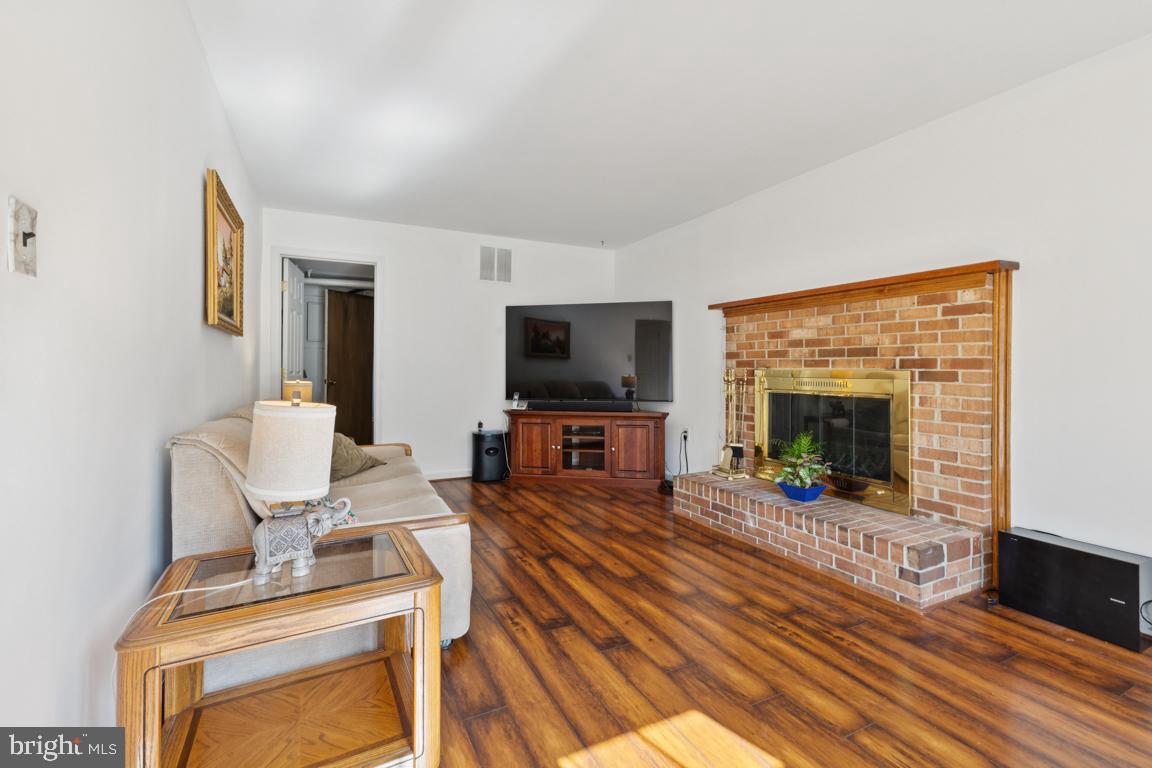 8600 Stonewall Road Manassas, VA 20110 - Photo 12 of 36 Living Room