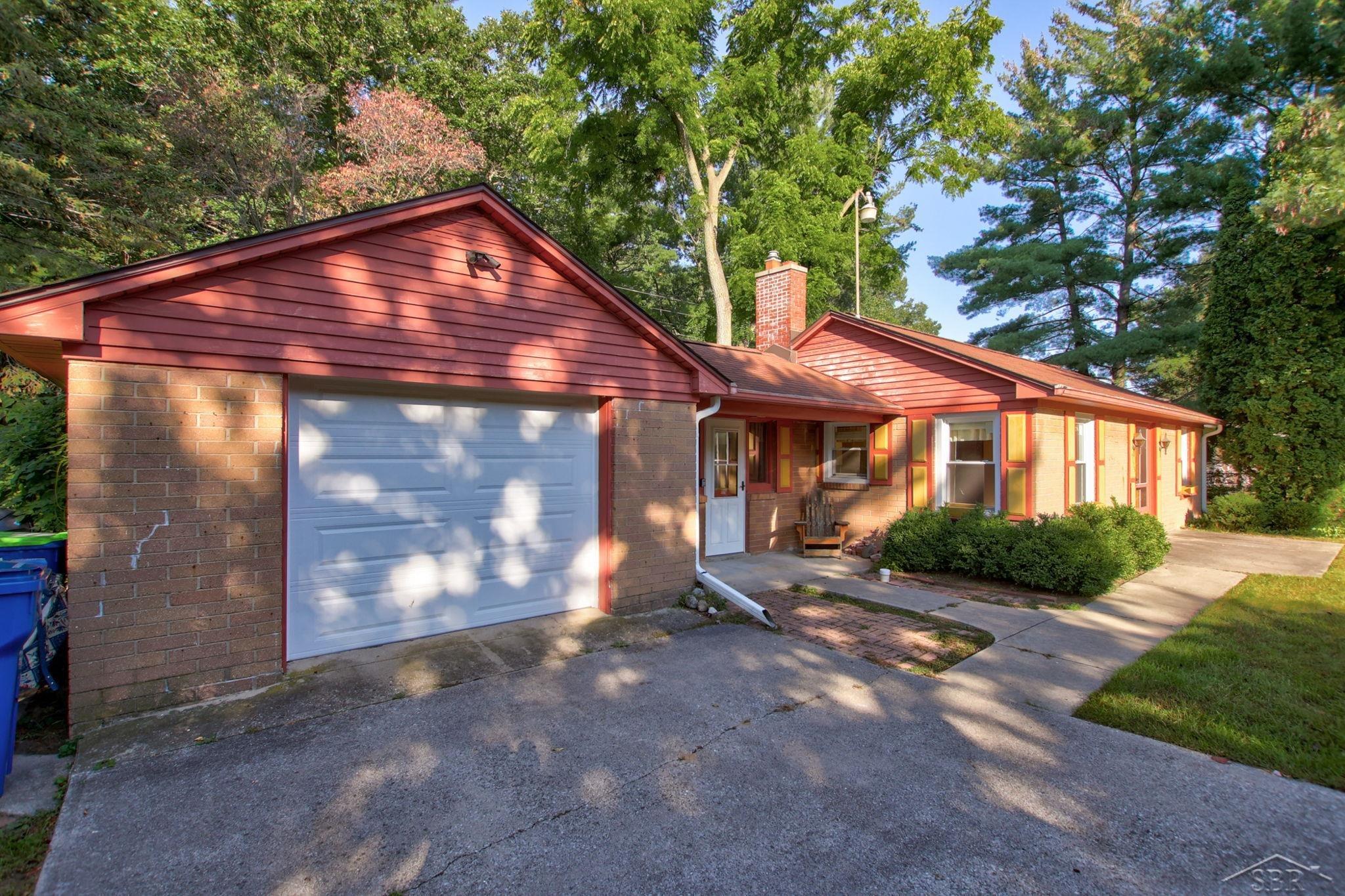 4105 North River Road Freeland, MI 48623 - Photo 5 of 36 50122839-4.JPG