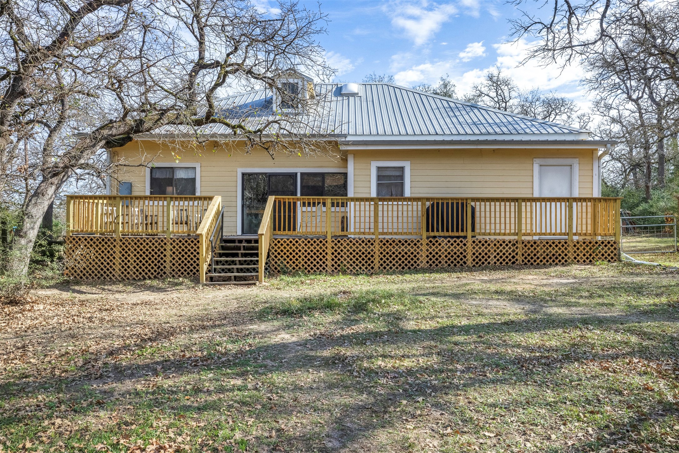 1139 Private Road 7009 Road Lexington, TX 78947 - Photo 18 of 32 front view of a house with a fence