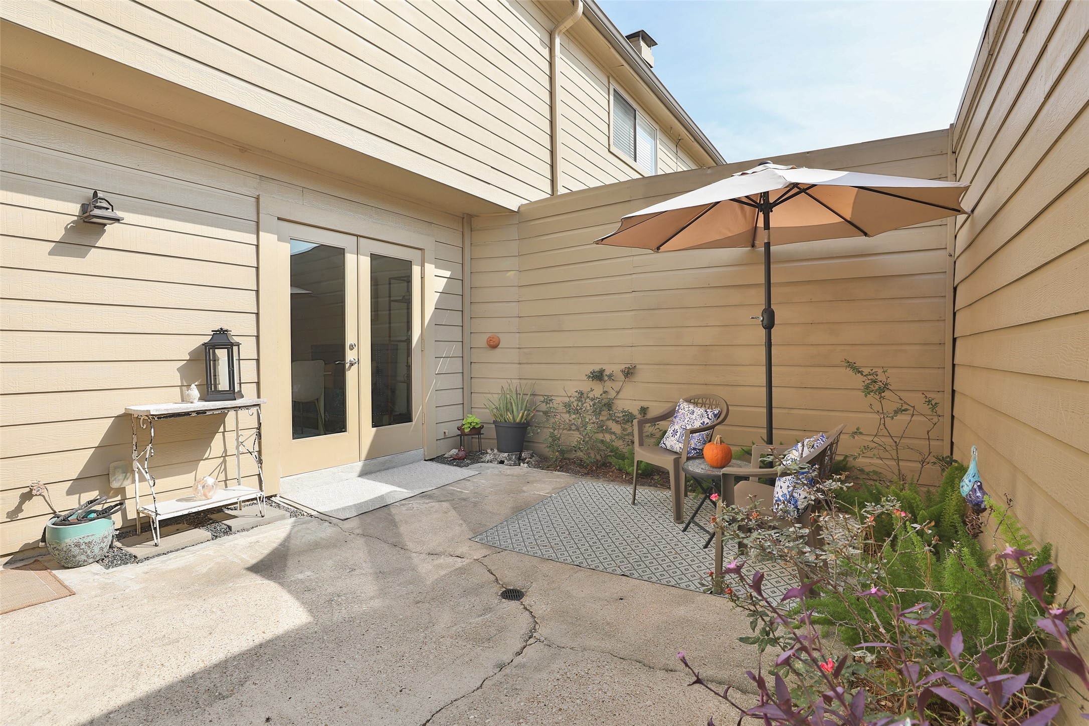 979 Memorial Village Drive, Unit 48 Houston, TX 77024 - Photo 16 of 18 a backyard of a house with table and chairs