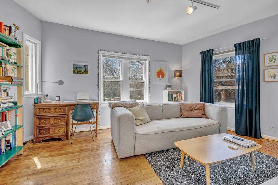 4249 North Hazel Street Chicago, IL 60613 - Photo 11 of 14 a living room with furniture and a window