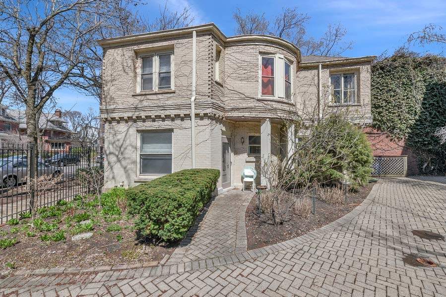 4249 North Hazel Street Chicago, IL 60613 - Photo 14 of 14 a front view of a house with garden