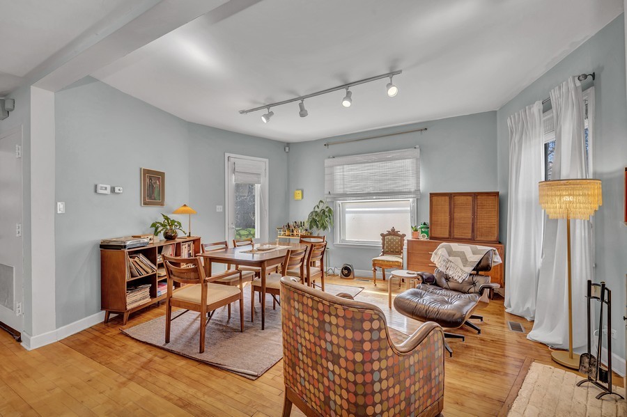 4249 North Hazel Street Chicago, IL 60613 - Photo 4 of 14 a living room with furniture and a window