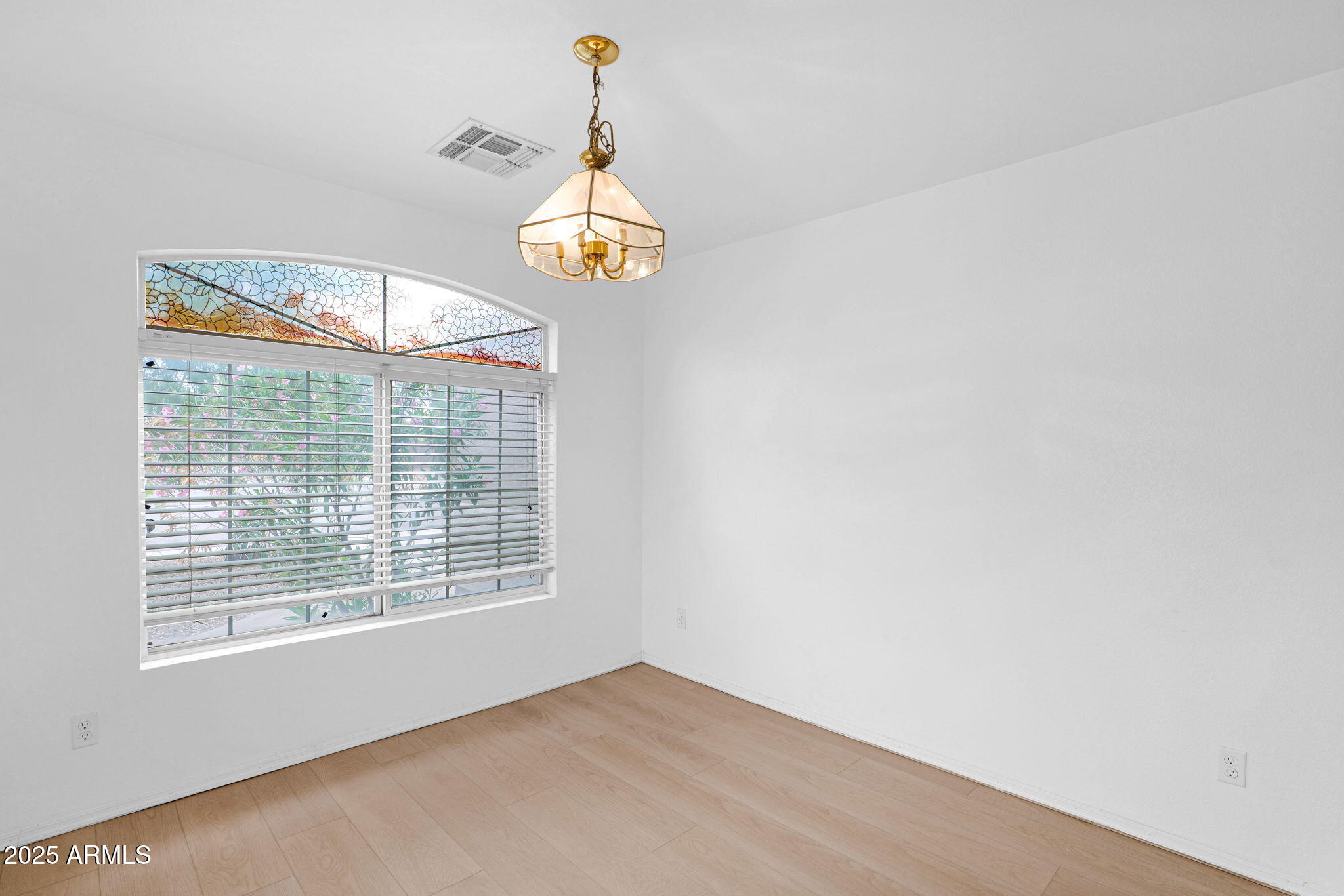 882 East Monterey Street Chandler, AZ 85225 - Photo 14 of 33 an empty room with windows