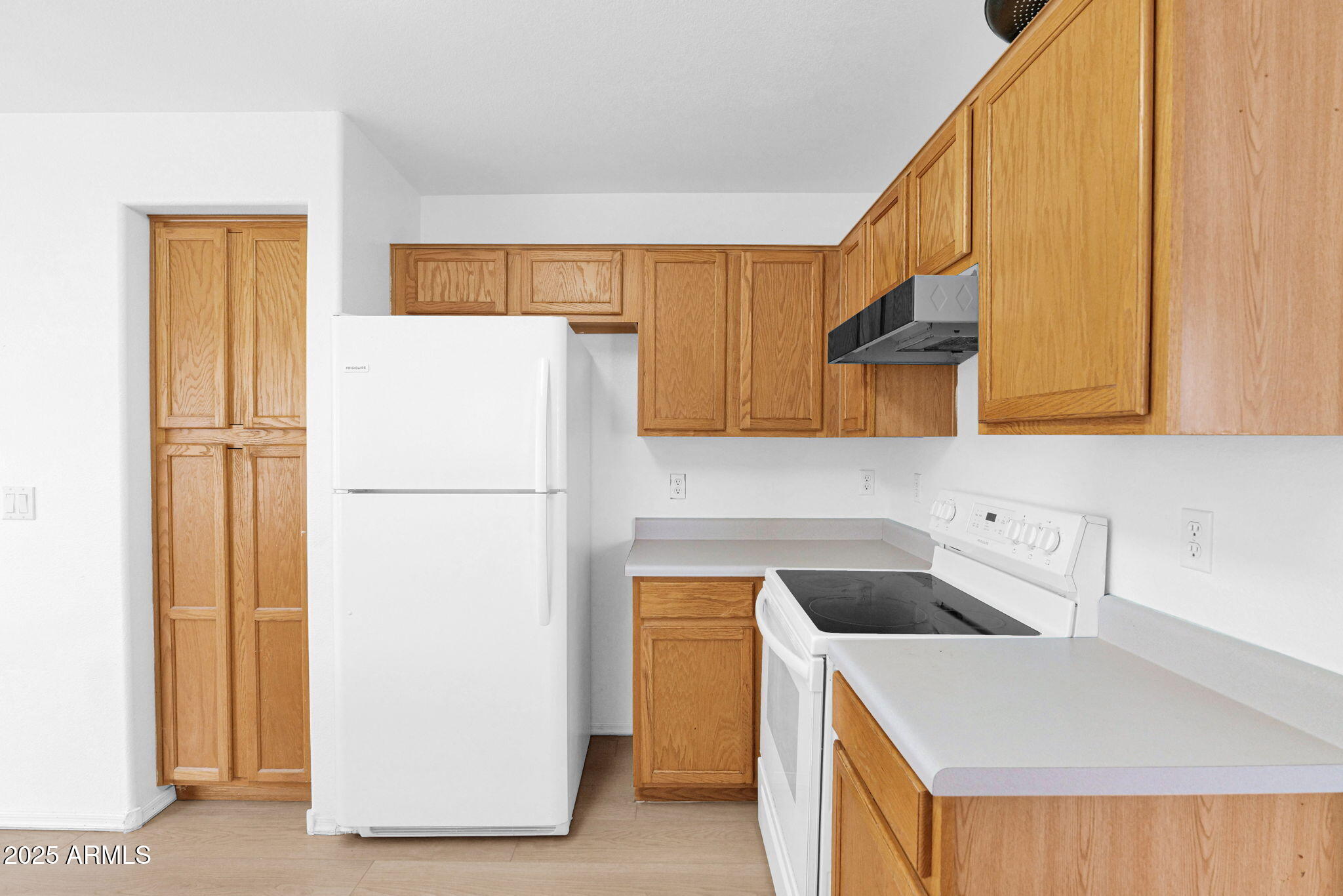882 East Monterey Street Chandler, AZ 85225 - Photo 16 of 33 a kitchen with a refrigerator a sink and cabinets