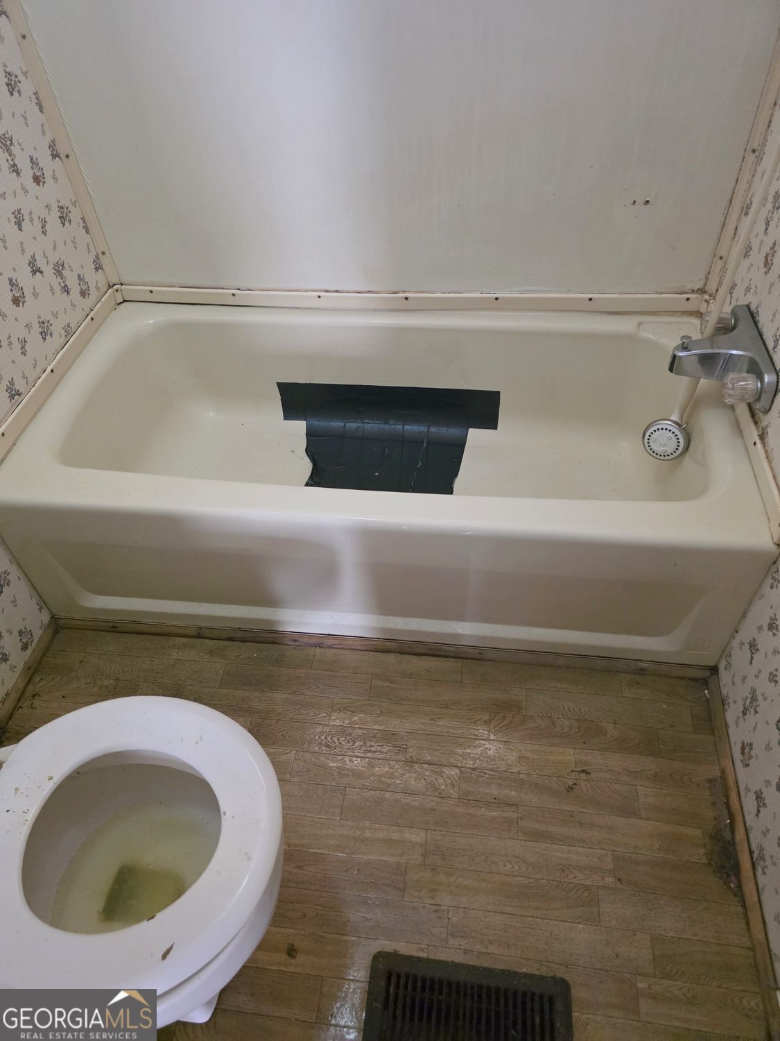 15 Shady Lane Jackson, GA 30233 - Photo 22 of 30 a bathroom with a toilet and a bathtub