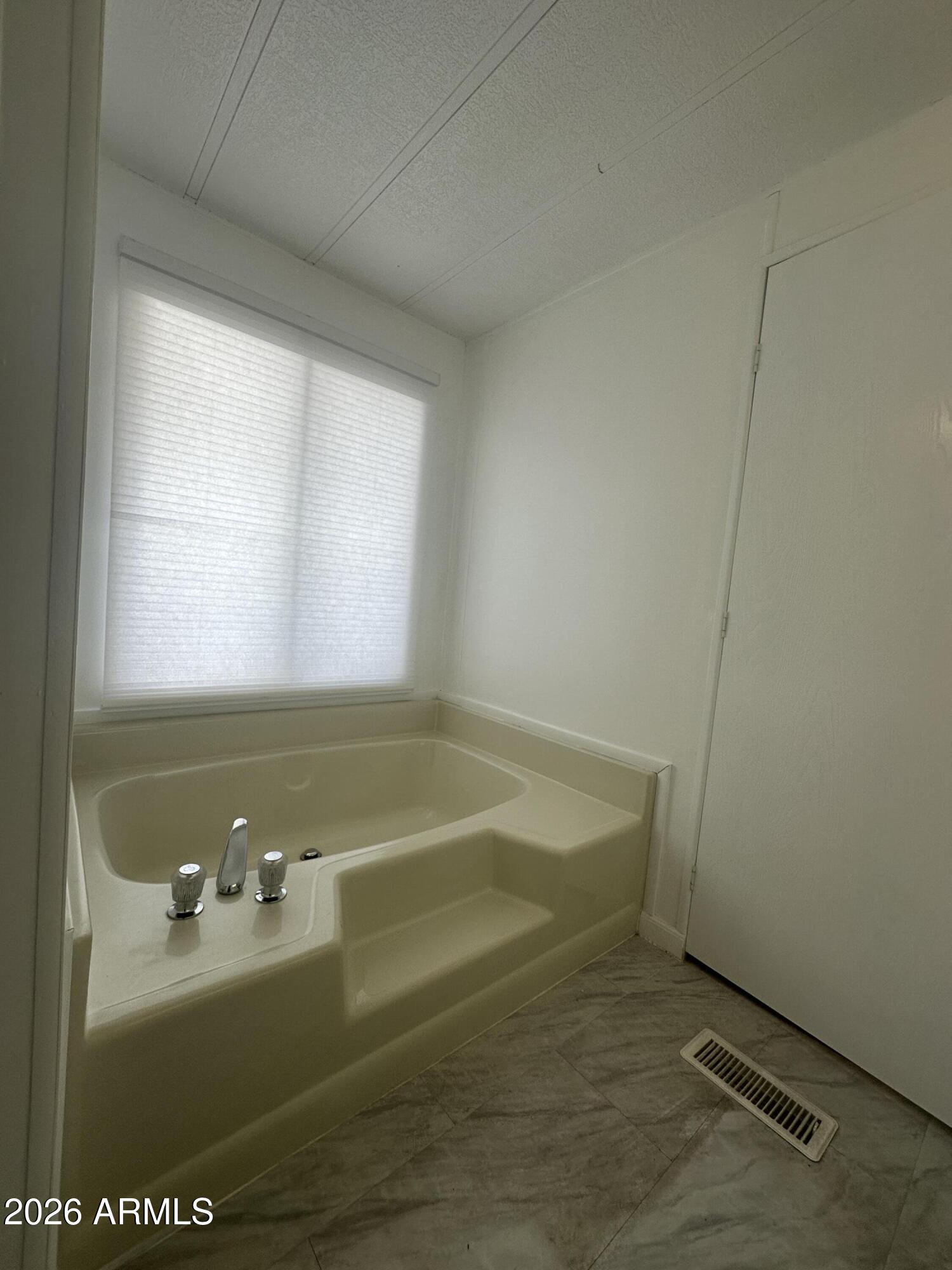 205 Sunset Drive, Unit 108 Sedona, AZ 86336 - Photo 13 of 16 a bathroom with a bathtub