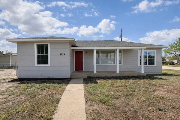 $1,450 | 209 West Alfred Street, El Campo, TX 77437