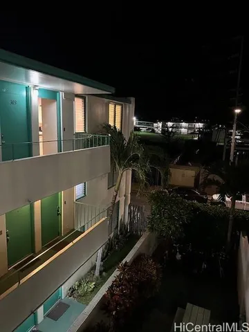 a view of entryway with outdoor area