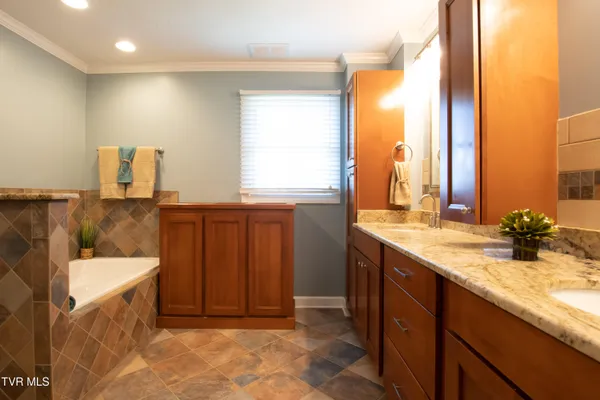 $849,000 | 64 Fairway Drive, Bristol, TN 37620