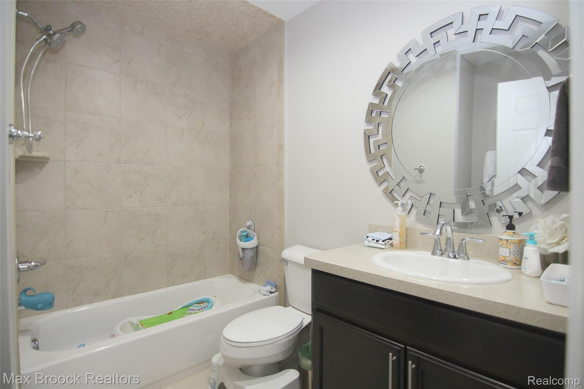 41582 Mitchell Road, Unit 161 Novi, MI 48377 - Photo 14 of 15 Full Upper Bath