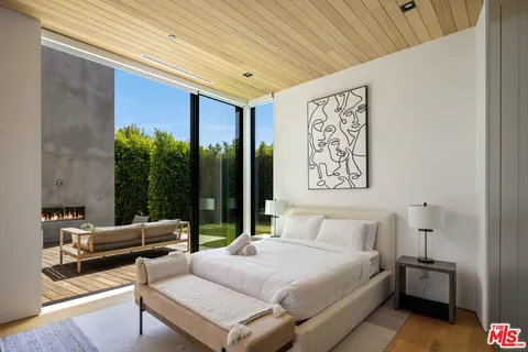 $4,295,000 | 952 North Laurel Avenue, Los Angeles, CA 90046
