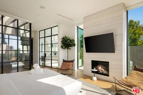 $4,295,000 | 952 North Laurel Avenue, Los Angeles, CA 90046