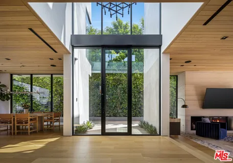 $4,295,000 | 952 North Laurel Avenue, Los Angeles, CA 90046