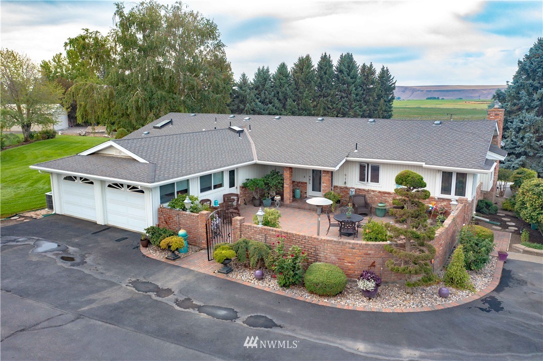 841 South Taylor Road Othello, WA 99344 - Photo 1 of 40 a front view of house with a garden