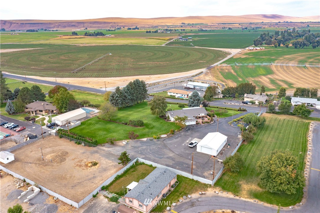 841 South Taylor Road Othello, WA 99344 - Photo 2 of 40 a view of a lake with a yard