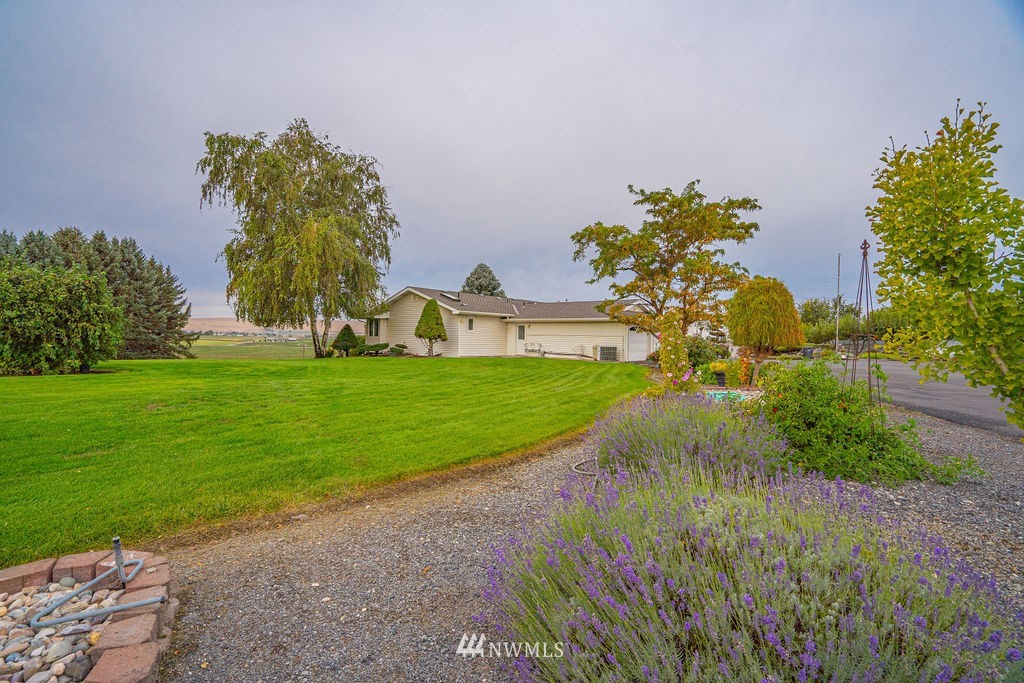 841 South Taylor Road Othello, WA 99344 - Photo 11 of 40 a view of a garden with a building in the background