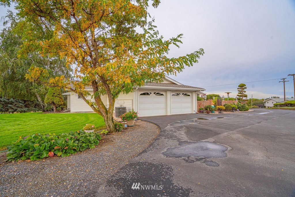 841 South Taylor Road Othello, WA 99344 - Photo 12 of 40 a front view of a house with garden