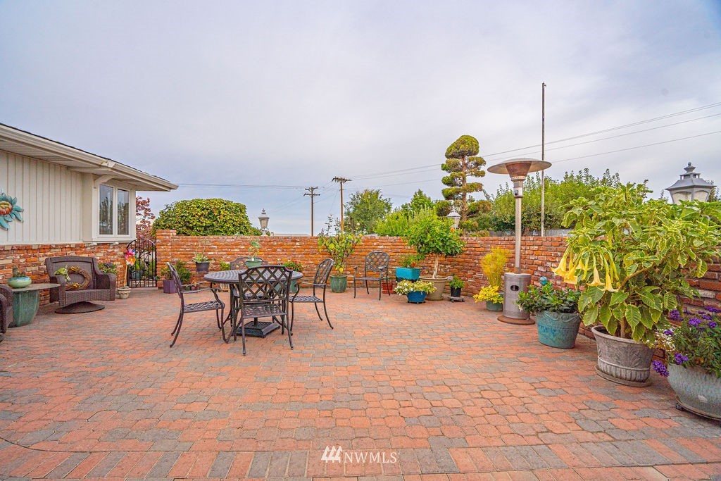 841 South Taylor Road Othello, WA 99344 - Photo 14 of 40 a view of a patio with a table and chairs potted plants