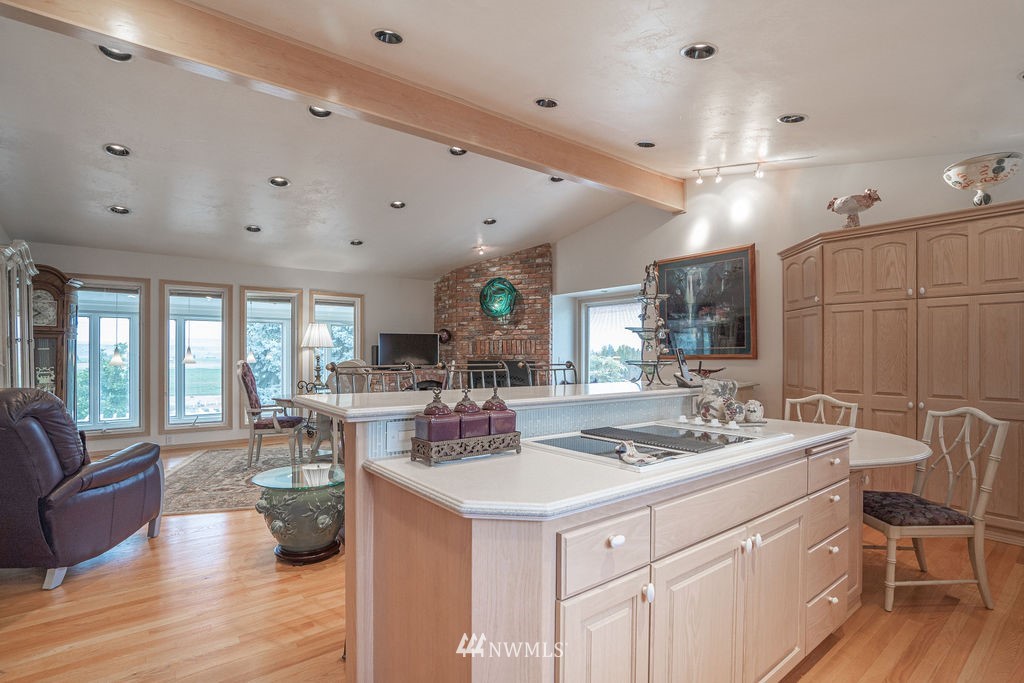 841 South Taylor Road Othello, WA 99344 - Photo 17 of 40 a kitchen with a stove a refrigerator and chairs
