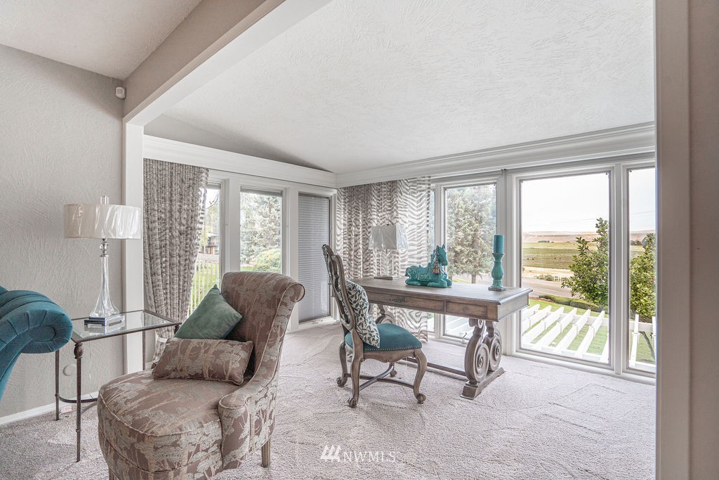 841 South Taylor Road Othello, WA 99344 - Photo 19 of 40 a living room with furniture and a large window