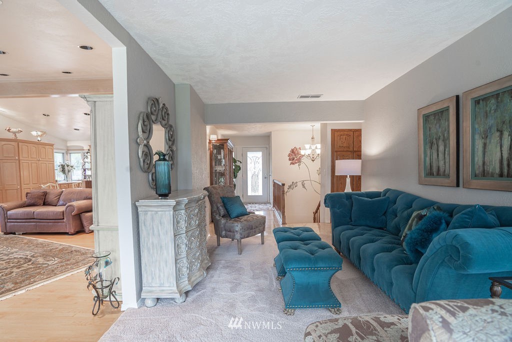 841 South Taylor Road Othello, WA 99344 - Photo 21 of 40 a living room with furniture and a couch