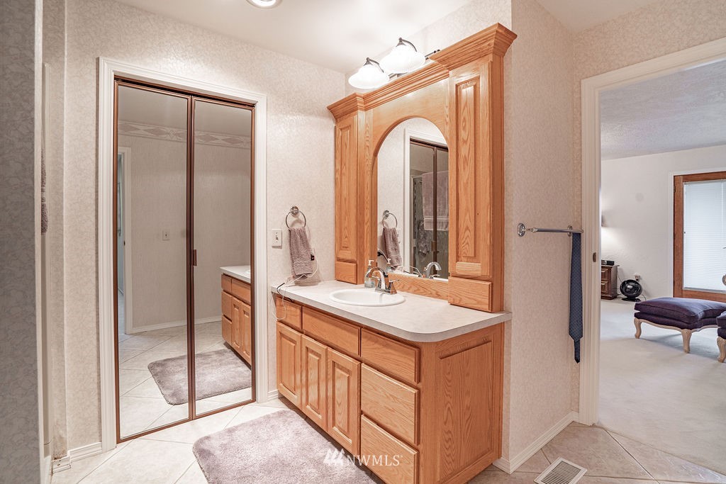 841 South Taylor Road Othello, WA 99344 - Photo 23 of 40 a bathroom with 2 sink and a mirror