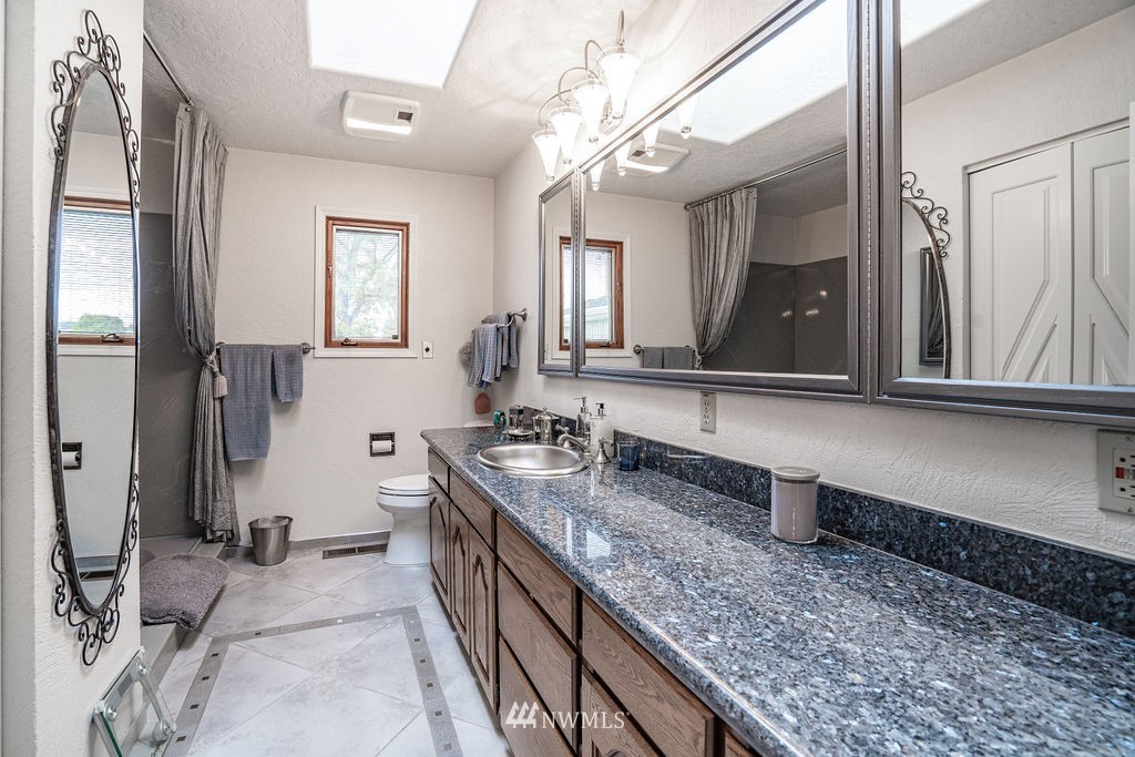 841 South Taylor Road Othello, WA 99344 - Photo 25 of 40 a bathroom with a granite countertop sink and a mirror