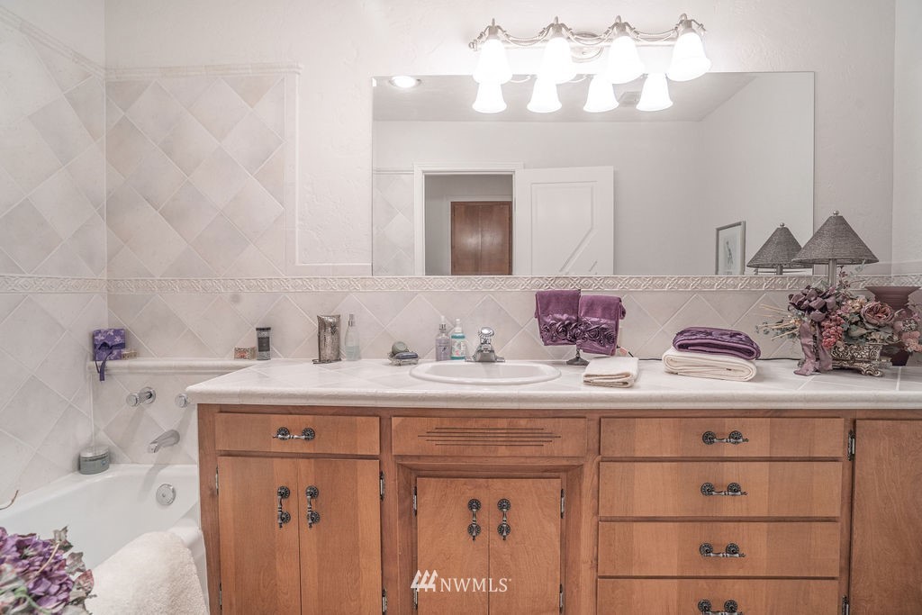 841 South Taylor Road Othello, WA 99344 - Photo 26 of 40 a bathroom with a sink and a mirror