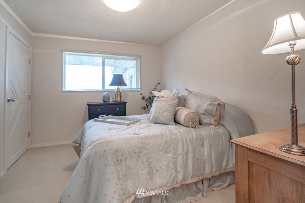 841 South Taylor Road Othello, WA 99344 - Photo 27 of 40 a bedroom with a bed and a window