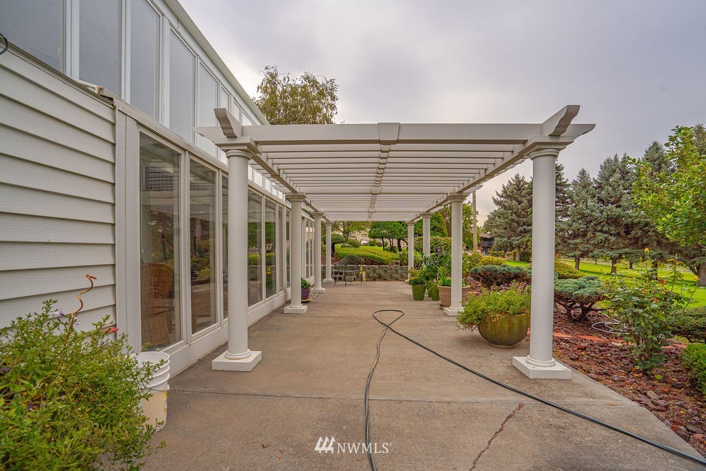 841 South Taylor Road Othello, WA 99344 - Photo 4 of 40 a porch with a table and chairs and potted plants