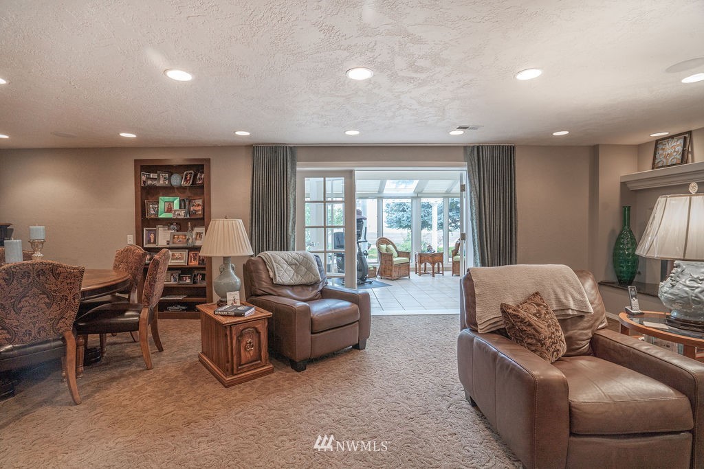 841 South Taylor Road Othello, WA 99344 - Photo 31 of 40 a living room with furniture or couch and a large window