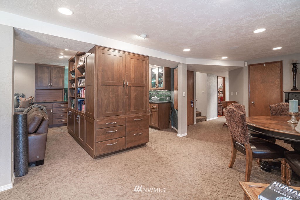 841 South Taylor Road Othello, WA 99344 - Photo 36 of 40 a view of a hallway with furniture