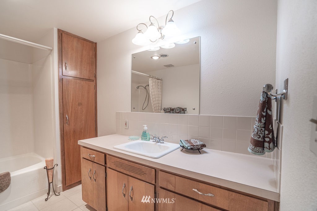 841 South Taylor Road Othello, WA 99344 - Photo 39 of 40 a bathroom with a sink and a mirror
