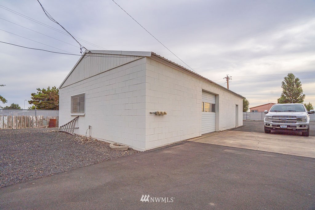 841 South Taylor Road Othello, WA 99344 - Photo 6 of 40 a view of a house with a garage