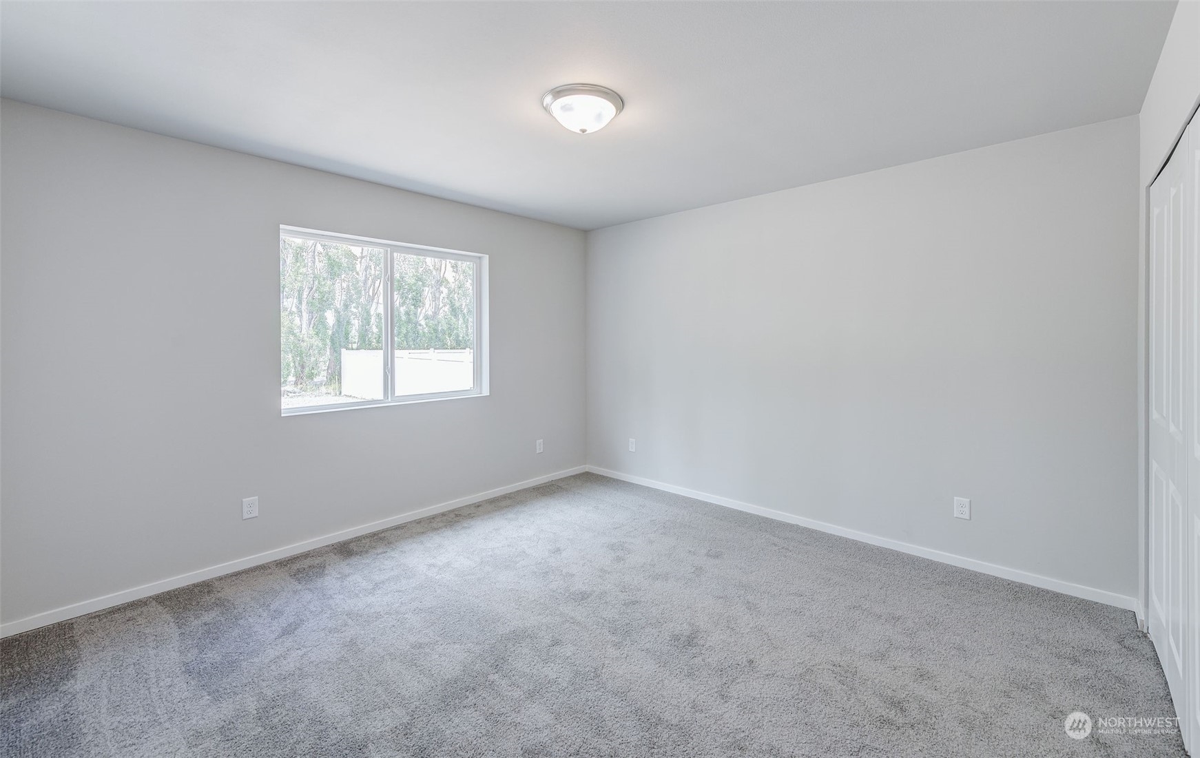 101 Walnut Street Tieton, WA 98947 - Photo 18 of 27 an empty room with windows